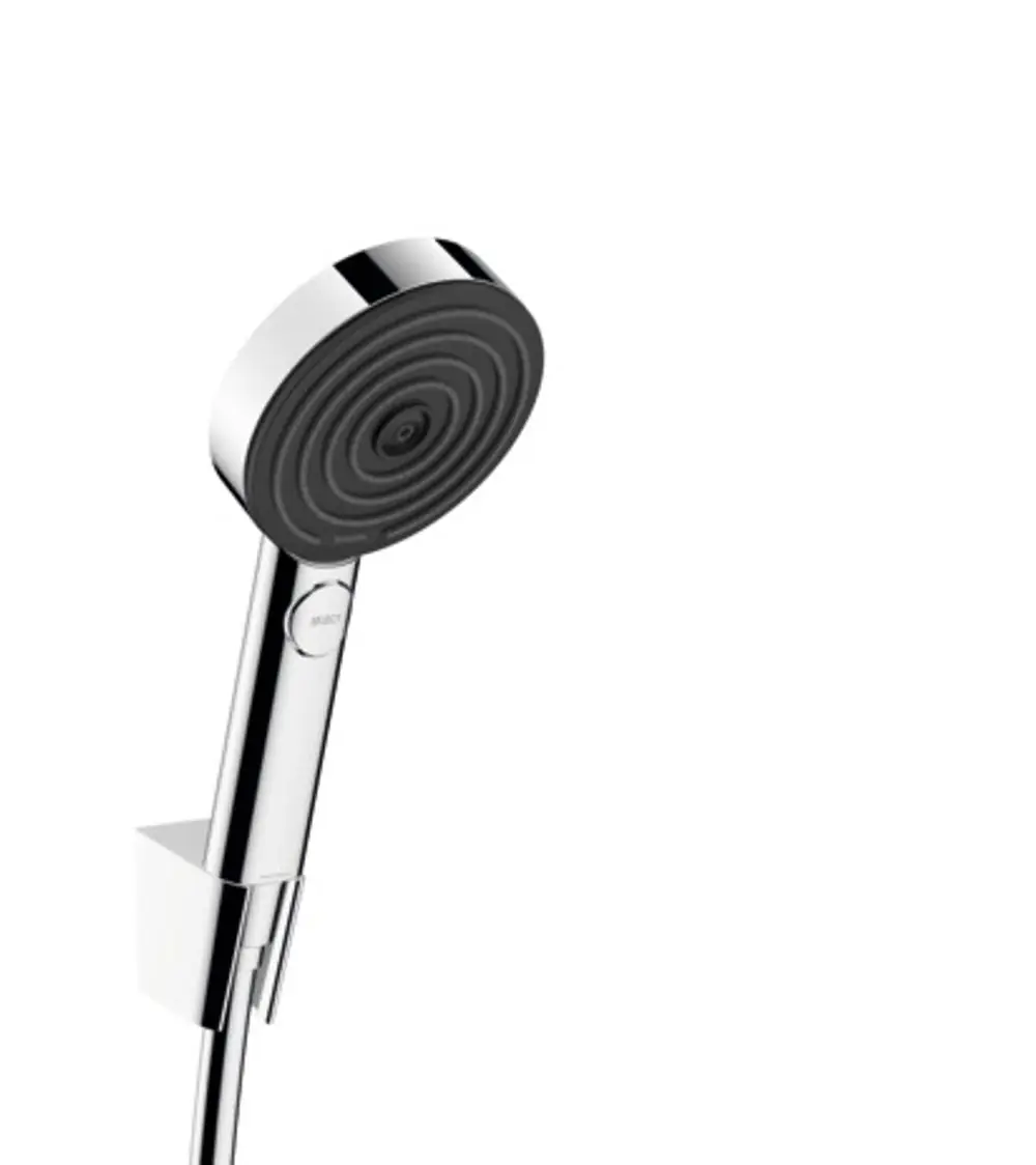 Hansgrohe Duschkopf in chrom, mit runder Kopfstruktur und einem Knopf zur Einstellung der Strahlart. An der Halterung montiert.